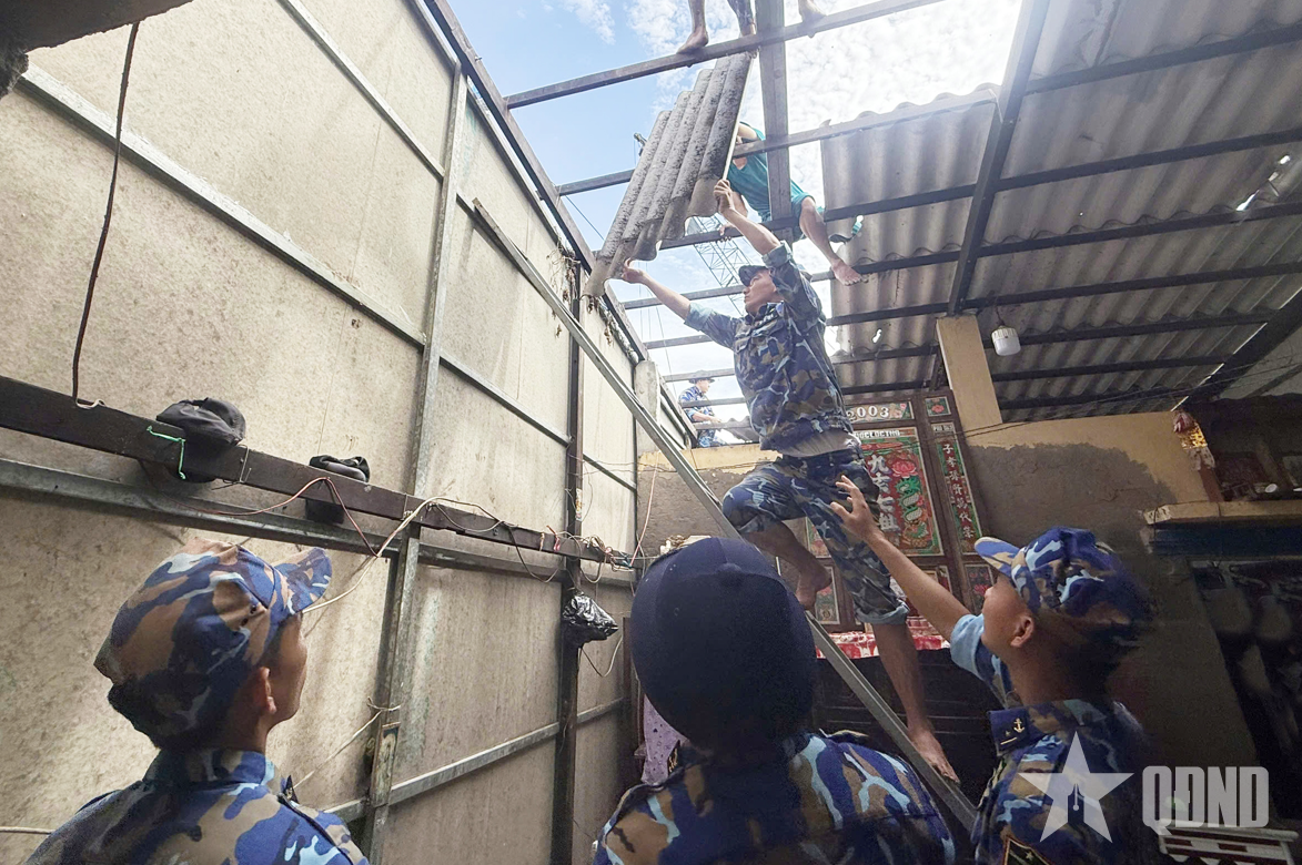 Lữ đoàn 175 hỗ trợ người dân Cà Mau khắc phục hậu quả dông lốc
